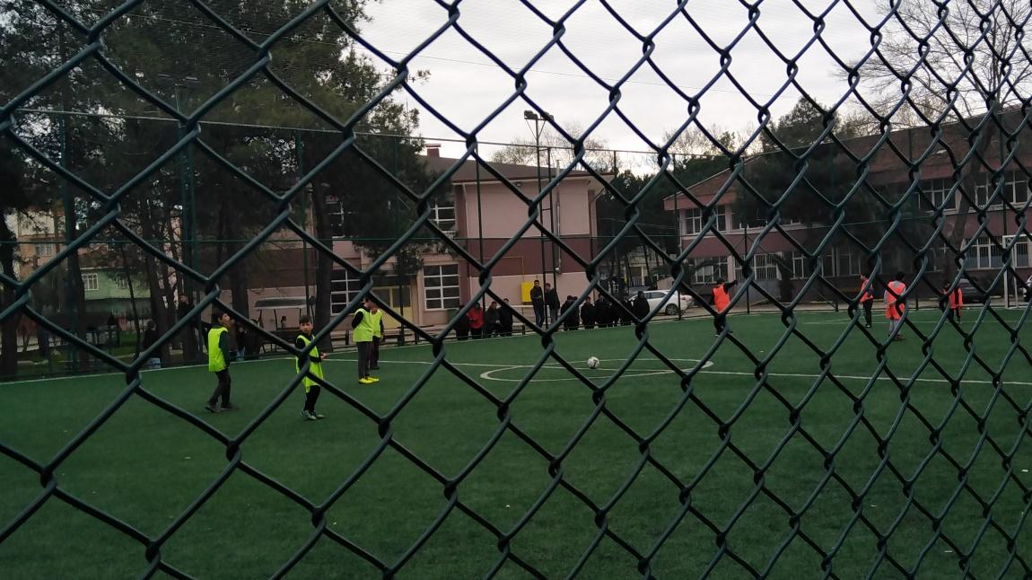 Bafra Mesleki ve Teknik Anadolu Lisesinde futbol sahamızda ilkokul öğrencileri futbol maçı yaptı.